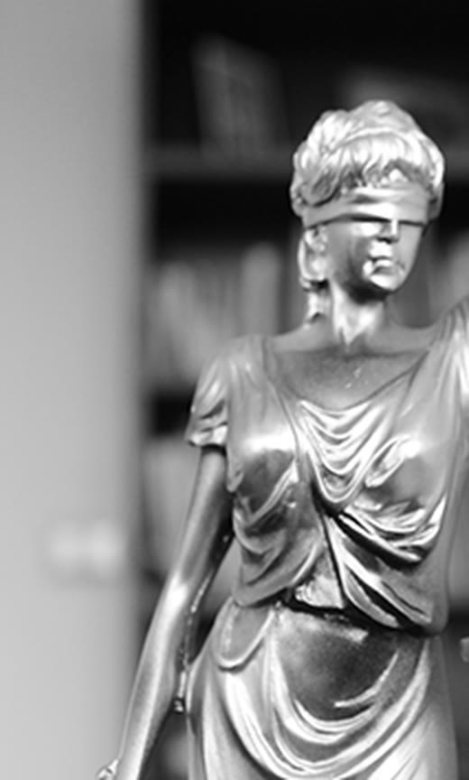 Figura de la Justicia en la oficina del estudio